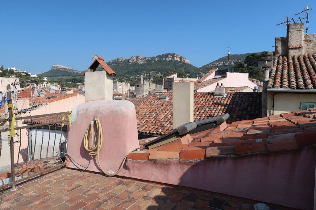 Immeuble Cassis à 30 mètres du port avec terrasse tropézienne vue dégagée