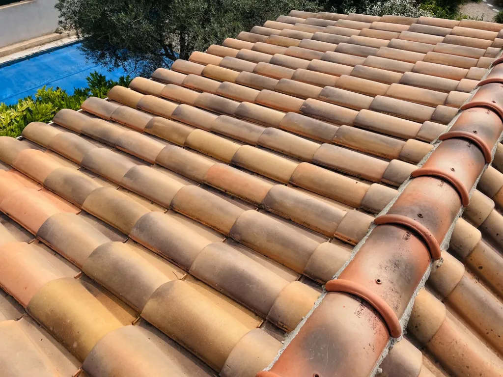 Changement de Faîtage et rive avec nettoyage de toiture sur Bouc-Bel-Air près de Aix en Provence
