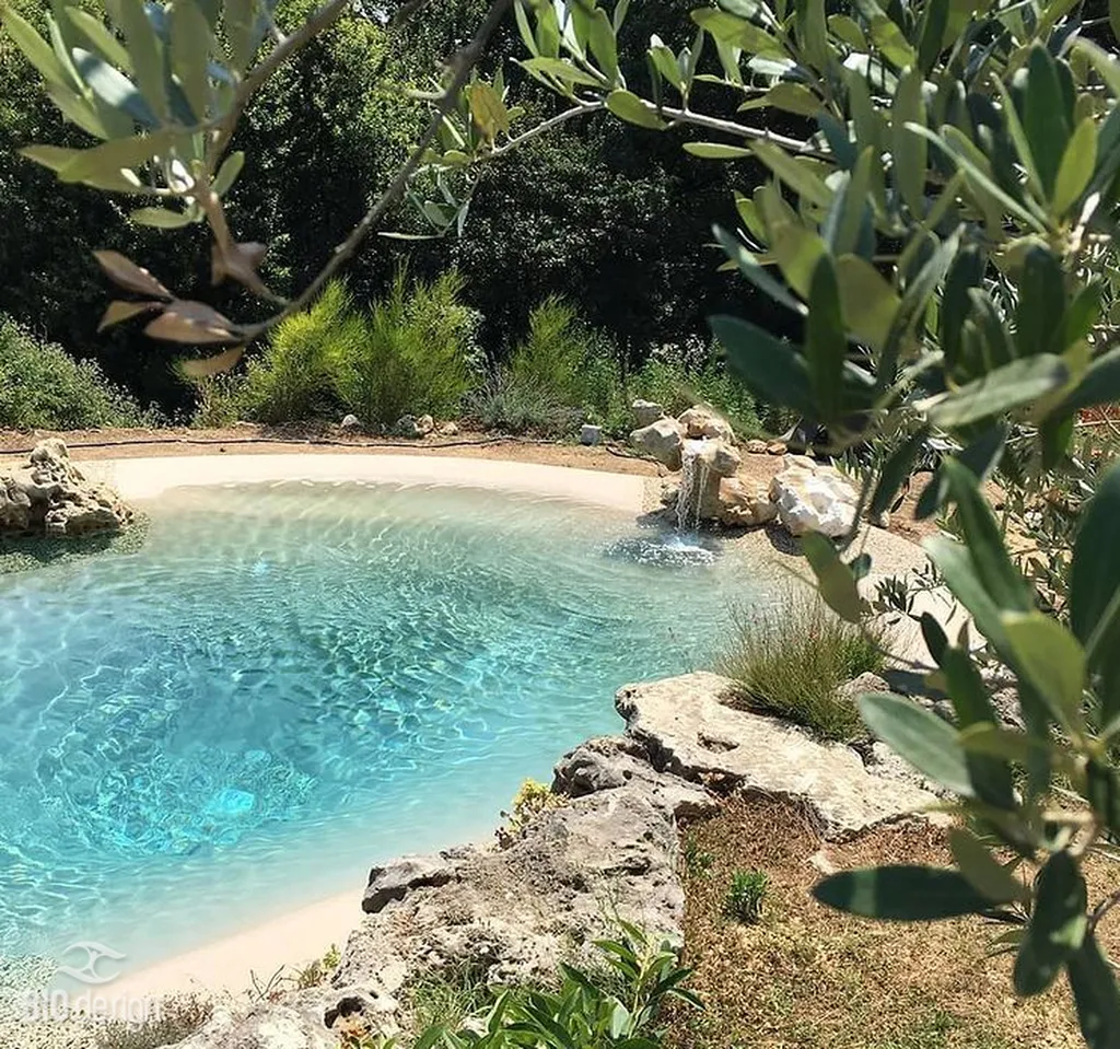 Création de piscine lagon naturelle avec plage immergée sable quartz et intégration paysagère végétale en Suisse Genève haut de gamme