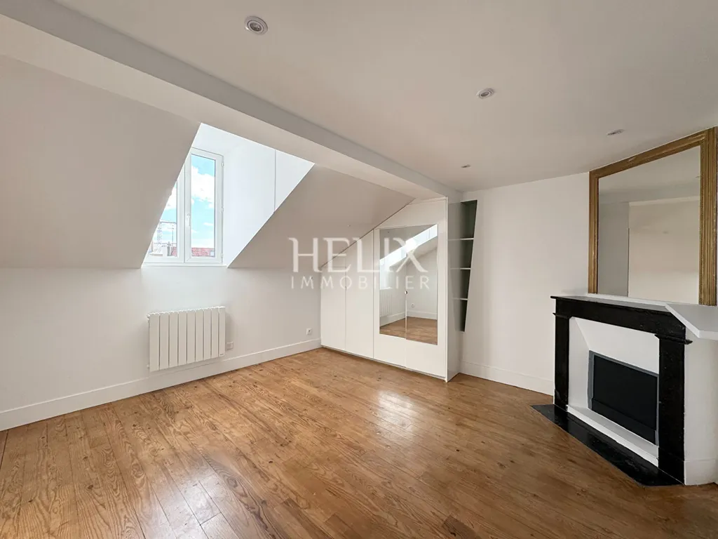 A louer un bel appartement situé au quatrième étage d'un immeuble ancien à Saint-Germain-en-Laye. 