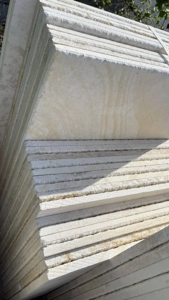 Carrelage pierre de Dordogne pour dallage intérieur et terrasse plage de piscine proche Bordeaux