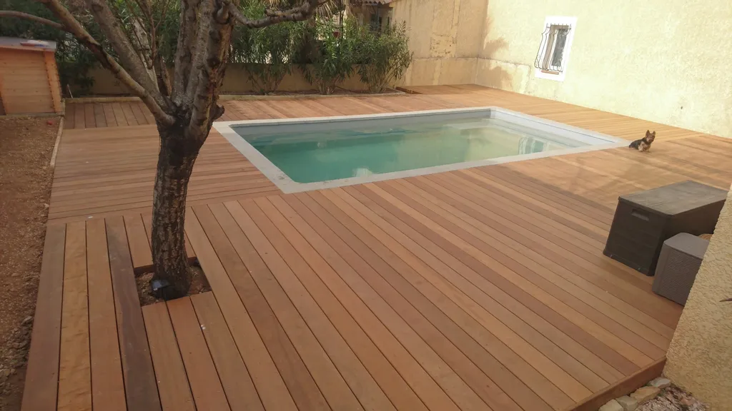 Tour de piscine en bois ITAUBA à La Ciotat sur lambourdes bois exotiques et plots bétons