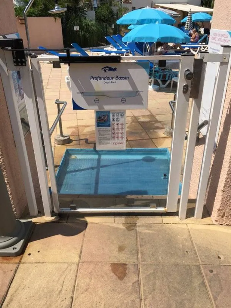 Vitrage sur barrière de piscine