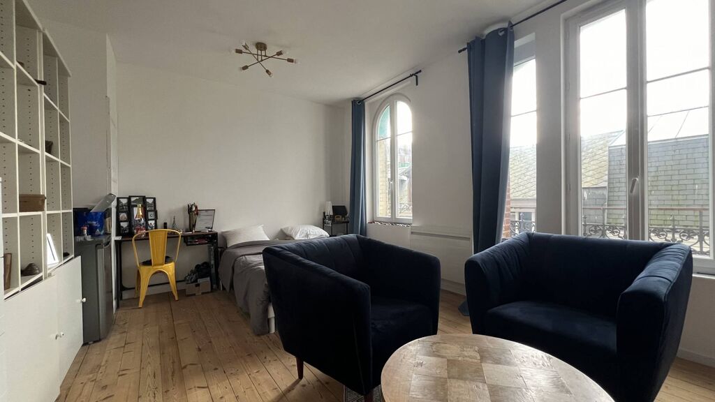 A vendre Immeuble belle époque du XVIIIème siècle, rénové entièrement d'environ 320m² en plein cœur du Tréport 76470. Composé d'un grand espace de vie en RDC et de 6 appartements