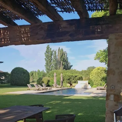 Piscine paysagère intégrée dans un jardin provençal à Aix-en-Provence (13100)