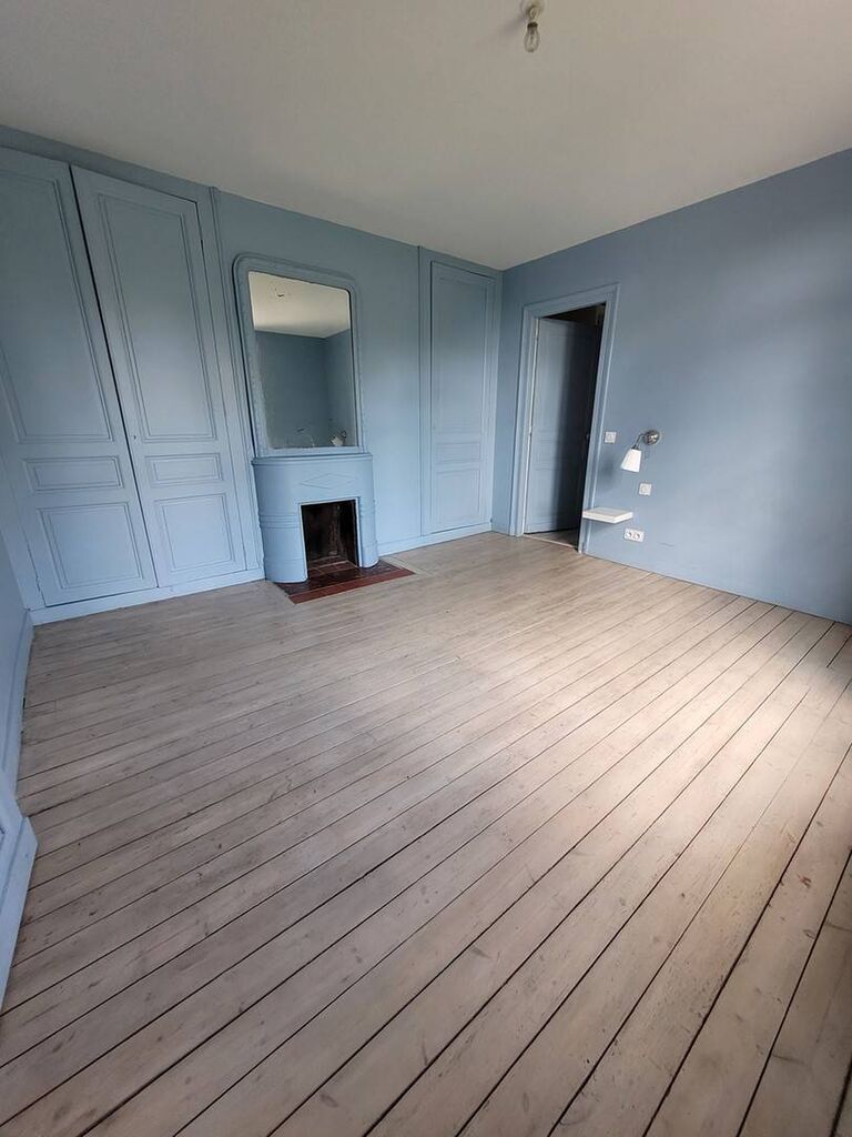 A vendre dans votre agence immobilière Terres et Demeures de Normandie de Lisieux 14100, 41 avenue Victor Hugo, propriété de 108 m² entièrement rénovée et offrant un cadre de vie privilégié à quelques minutes à pied du centre-ville de Lisieux.