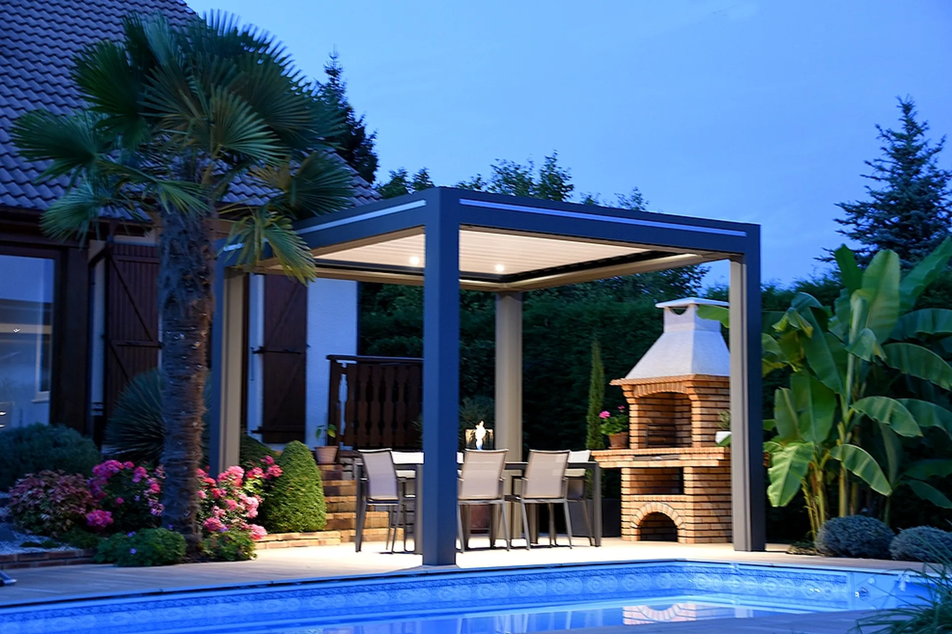 Pose d'une magnifique pergola bioclimatique à  Mandeure 25350 dans le Doubs ,lames orientable avec stores et leds dans les lames