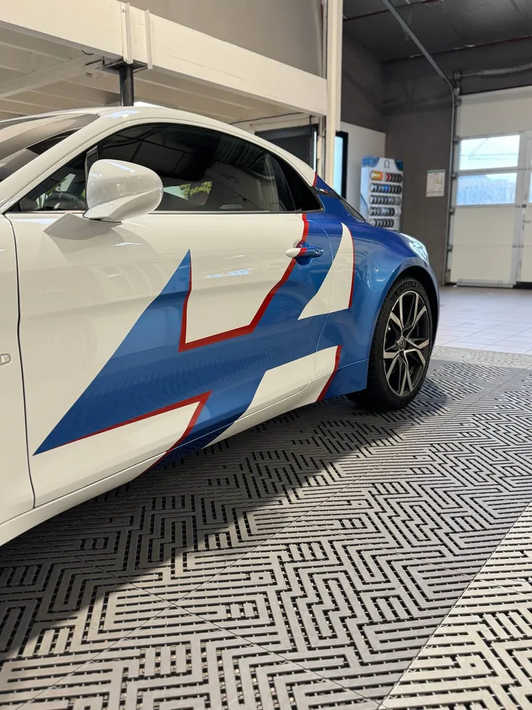 Changement de couleur pour cette Alpine A110 grâce au covering