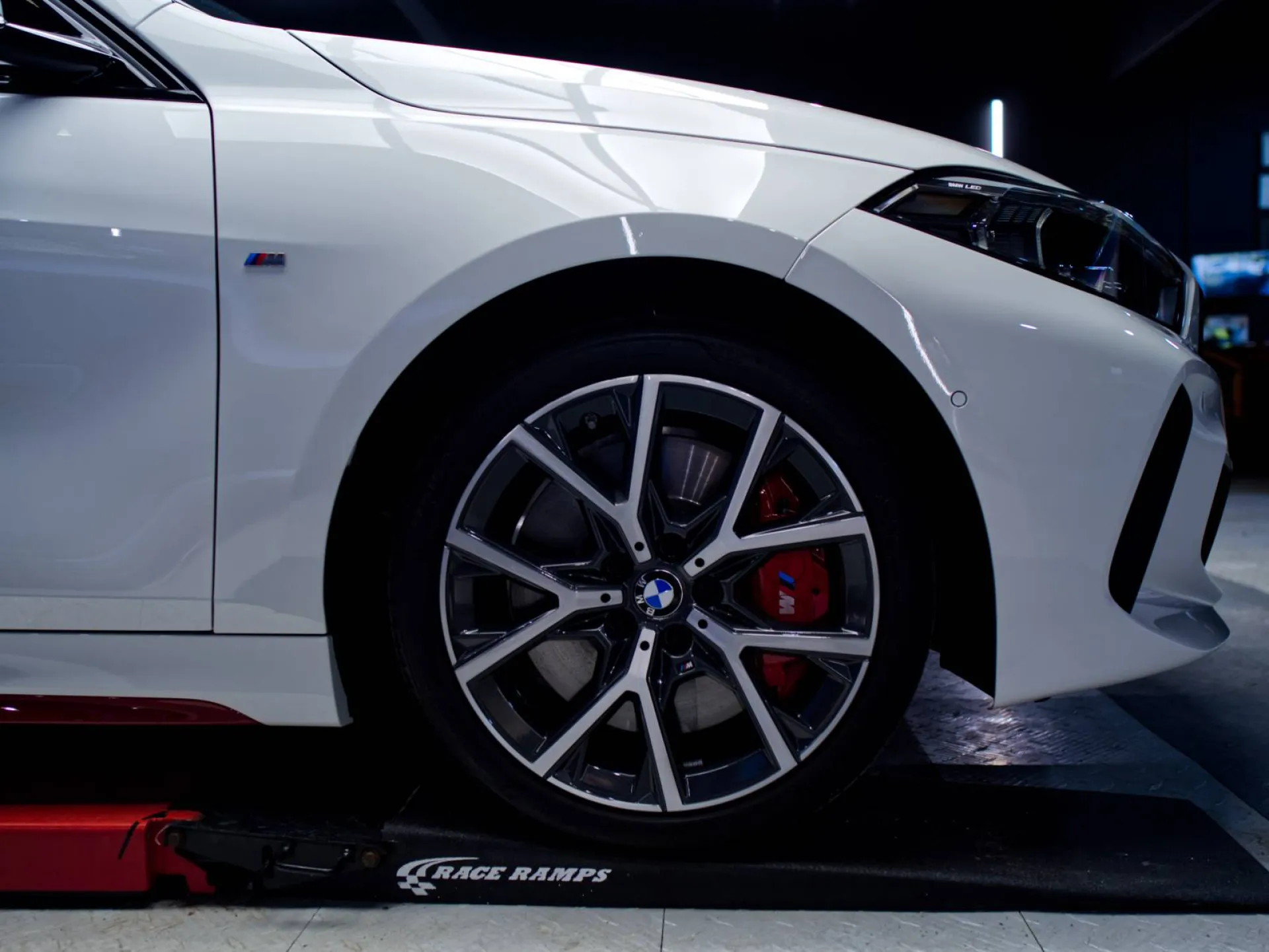 Polissage complet et traitement céramique réalisés sur cette BMW 128i 2020, offrant à la carrosserie une brillance maximale et une protection durable contre les contaminants.