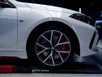 Polissage complet et traitement céramique réalisés sur cette BMW 128i 2020, offrant à la carrosserie une brillance maximale et une protection durable contre les contaminants.