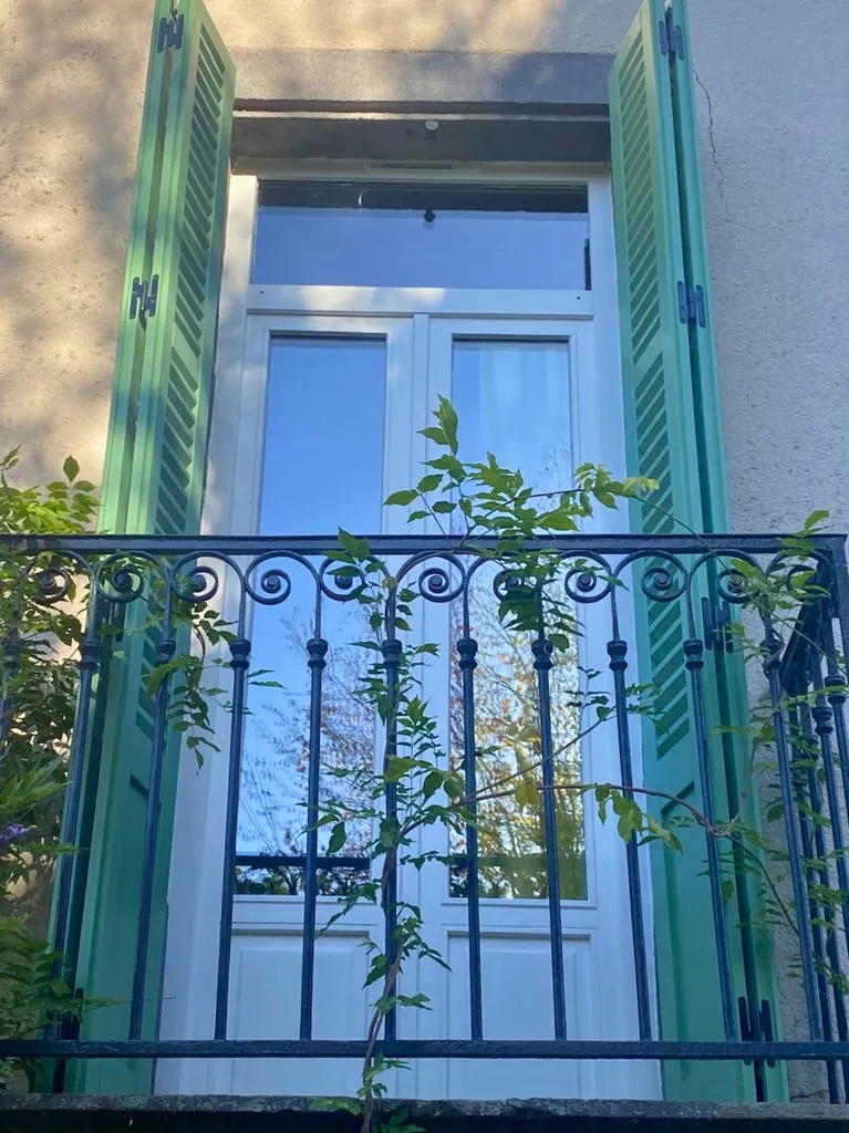 pose de volets battants bois persiennés sur-mesure coloris vert à Aubière près de Clermont-Ferrand (63) par 3 Baies