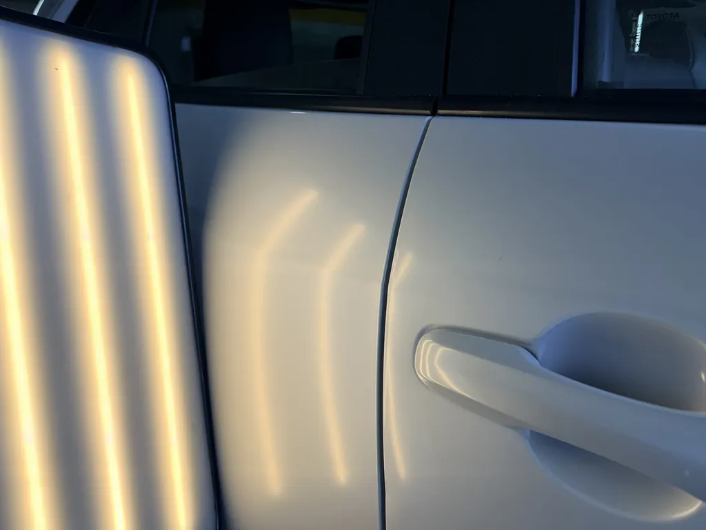 Débosselage sans peinture à domicile sur porte arrière. Réparations de bosses et coups de portières rapide à Coignières et Plaisir (Yvelines 78)