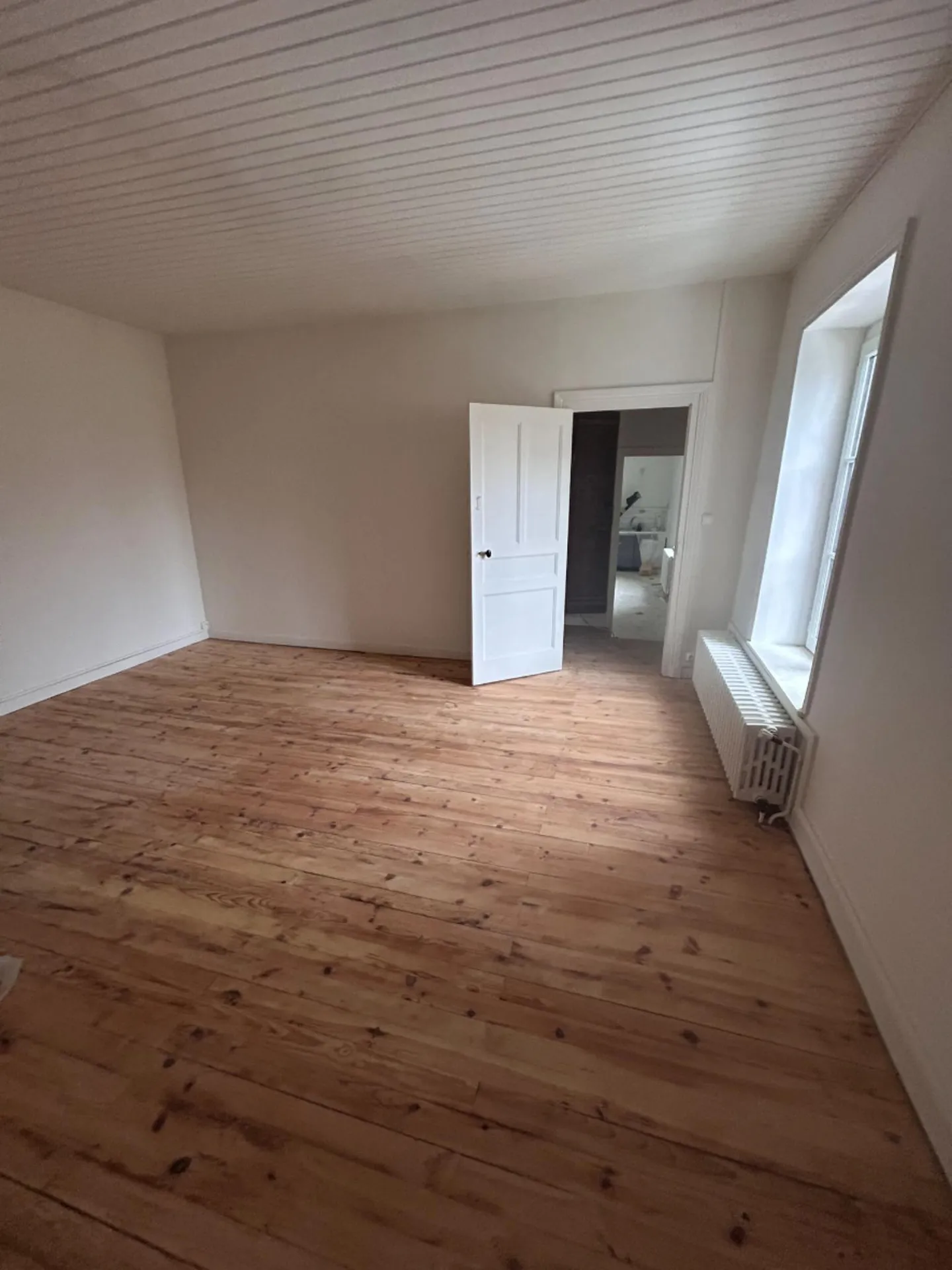 Chambre après rénovation avec parquet poncé et vitrifié dans une maison ancienne à Saint-Lager près de Belleville-en-Beaujolais (Rhône 69).