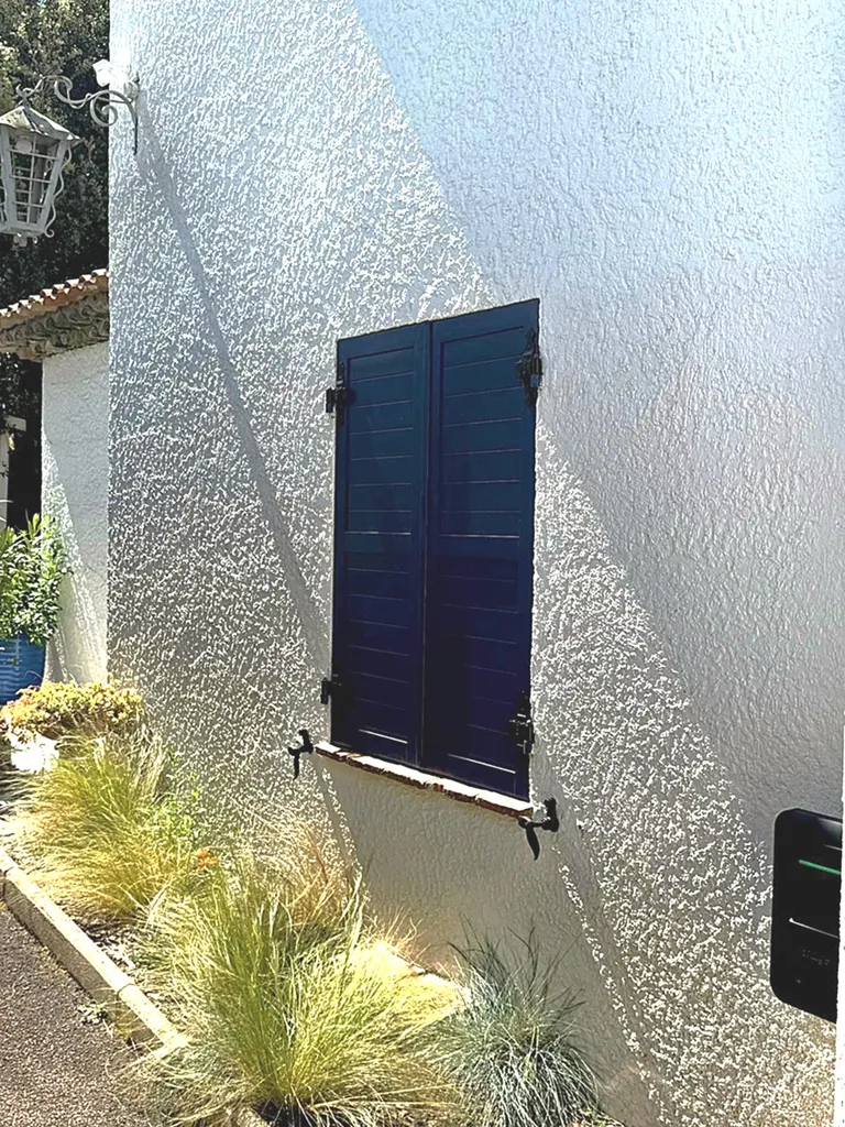 Pose sur gonds existants de volets battants aluminium pour préserver le charme de la façade tout en modernisant le logement