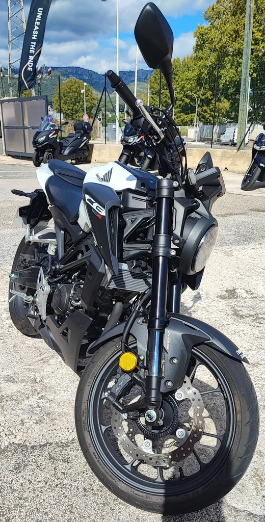 HONDA CB 125 R DU 01/2025 AVEC 500 KM