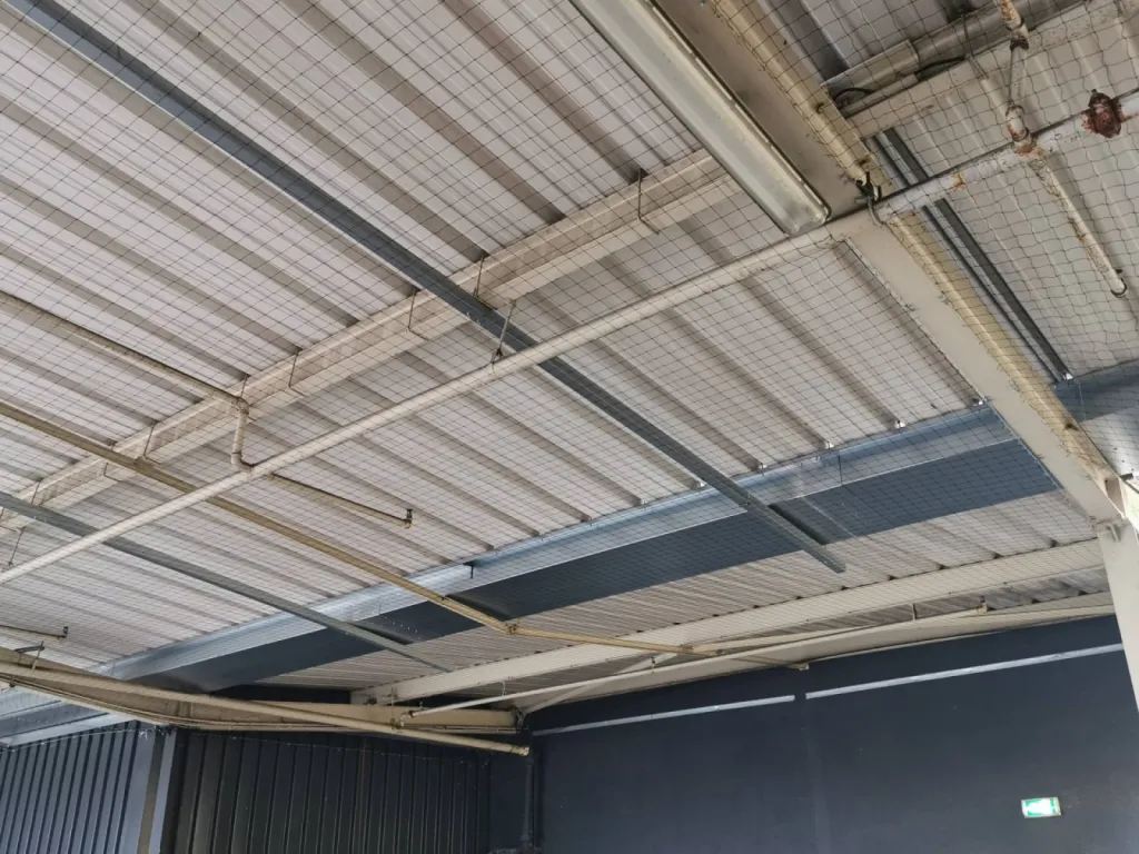 filet contre les pigeons sous mon auvent de quai de dechargement à aubagne 13400