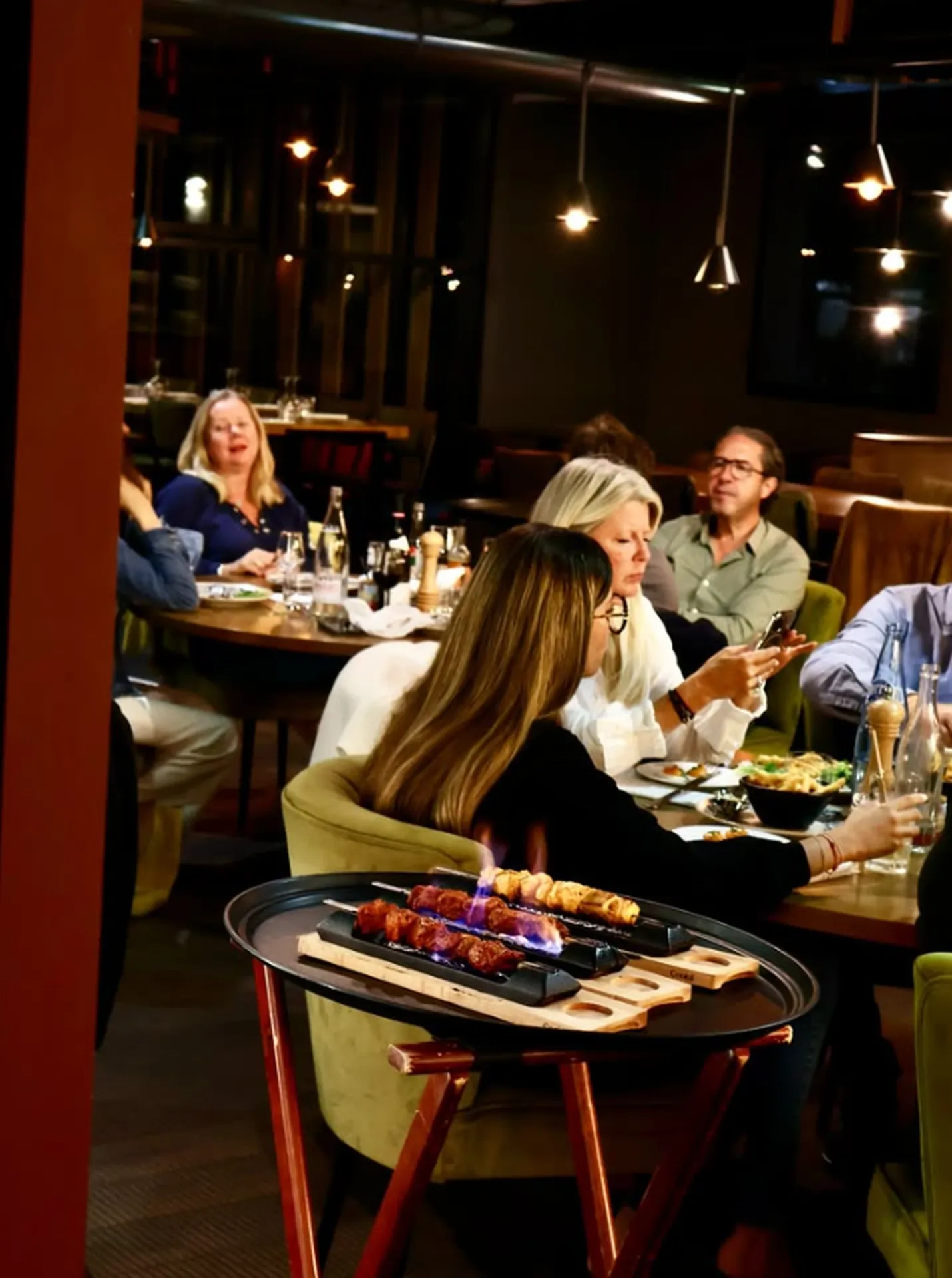 Réservation de table pour groupe avec planches à partager, tapas et terrasse ouverte à Charbonnières-les-Bains près de Lyon
