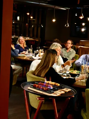 Réservation de table pour groupe avec planches à partager, tapas et terrasse ouverte à Charbonnières-les-Bains près de Lyon