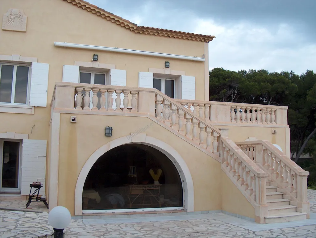 Balustrade en pierre blanche d'Estaillades