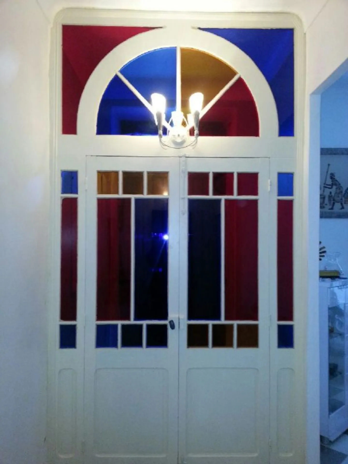 Décoration d'une porte bois en verre de couleur 