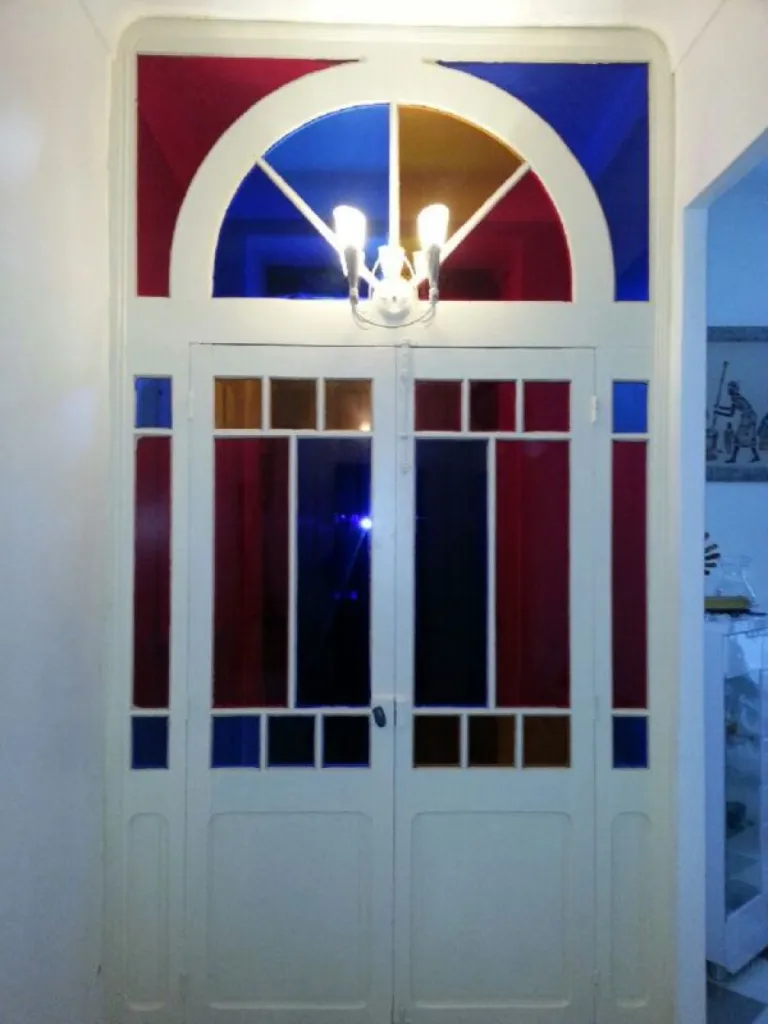 Décoration d'une porte bois en verre de couleur 