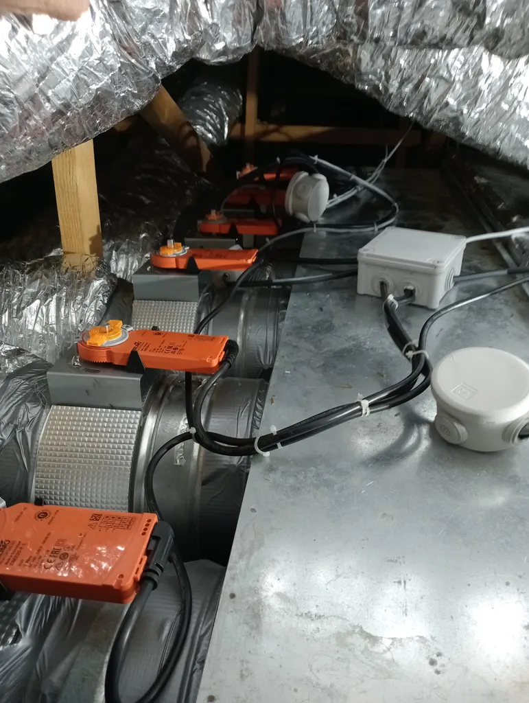 Optimisation du système gainable multi-split à Toulouse et Colomiers par l'installation de volets motorisés avec thermostat pour une régulation pièce par pièce.