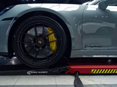 Pose experte du PPF film de protection XPEL sur cette Porsche 992 Carrera 4 GTS, assurant une finition invisible et une défense avancée contre les rayures.