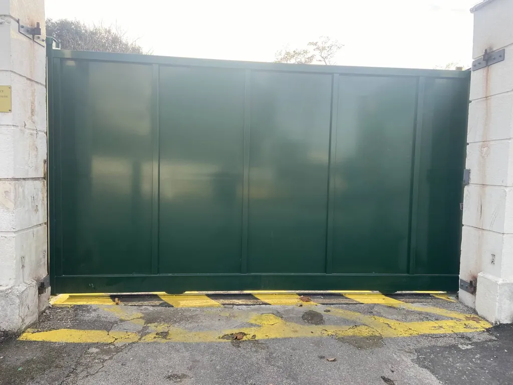 Pose d'un portail coulissant automatique en acier à Marseille en 2022