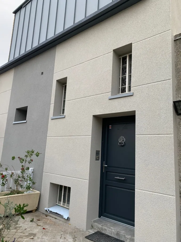 Réalisation d'une isolation par l'extérieur dans le secteur centre ville du Havre (76) - Normandie - Finition ravalement enduit projeté  aspect gratté