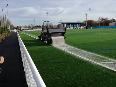 Lestage et remplissage sable silice pour terrain en gazon synthétique