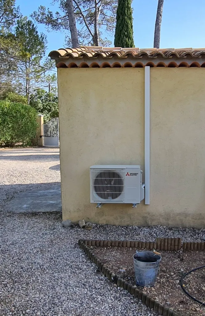 Installation d'une Climatisation réversible MITSUBISHI dans une maison au THORONETdans le VAR