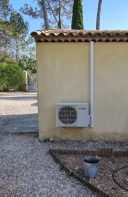 Installation d'une Climatisation réversible MITSUBISHI dans une maison au THORONETdans le VAR