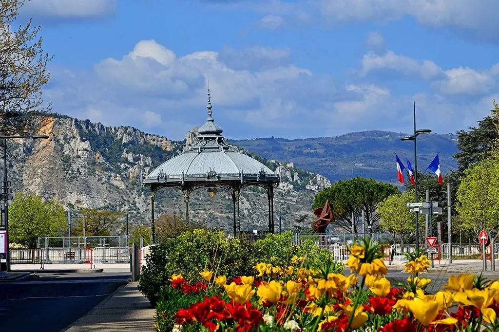 Réserver votre chauffeur VTC pour un transfert Marseille ou alentours / Valence (26000)