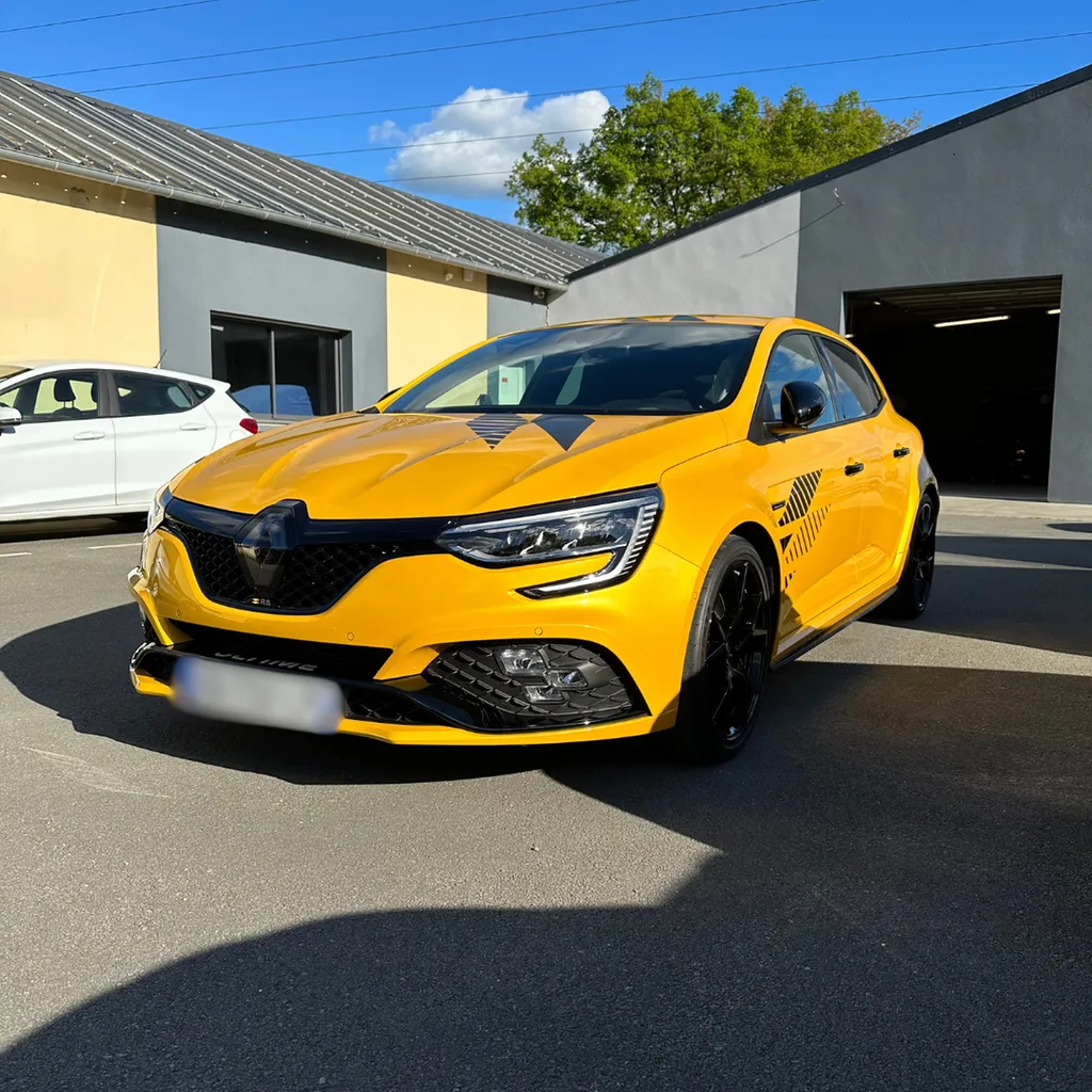 Pose d'une protection de traitement céramique GTechniq sur une Renault Megane RS Ultime à Le Mans (72)