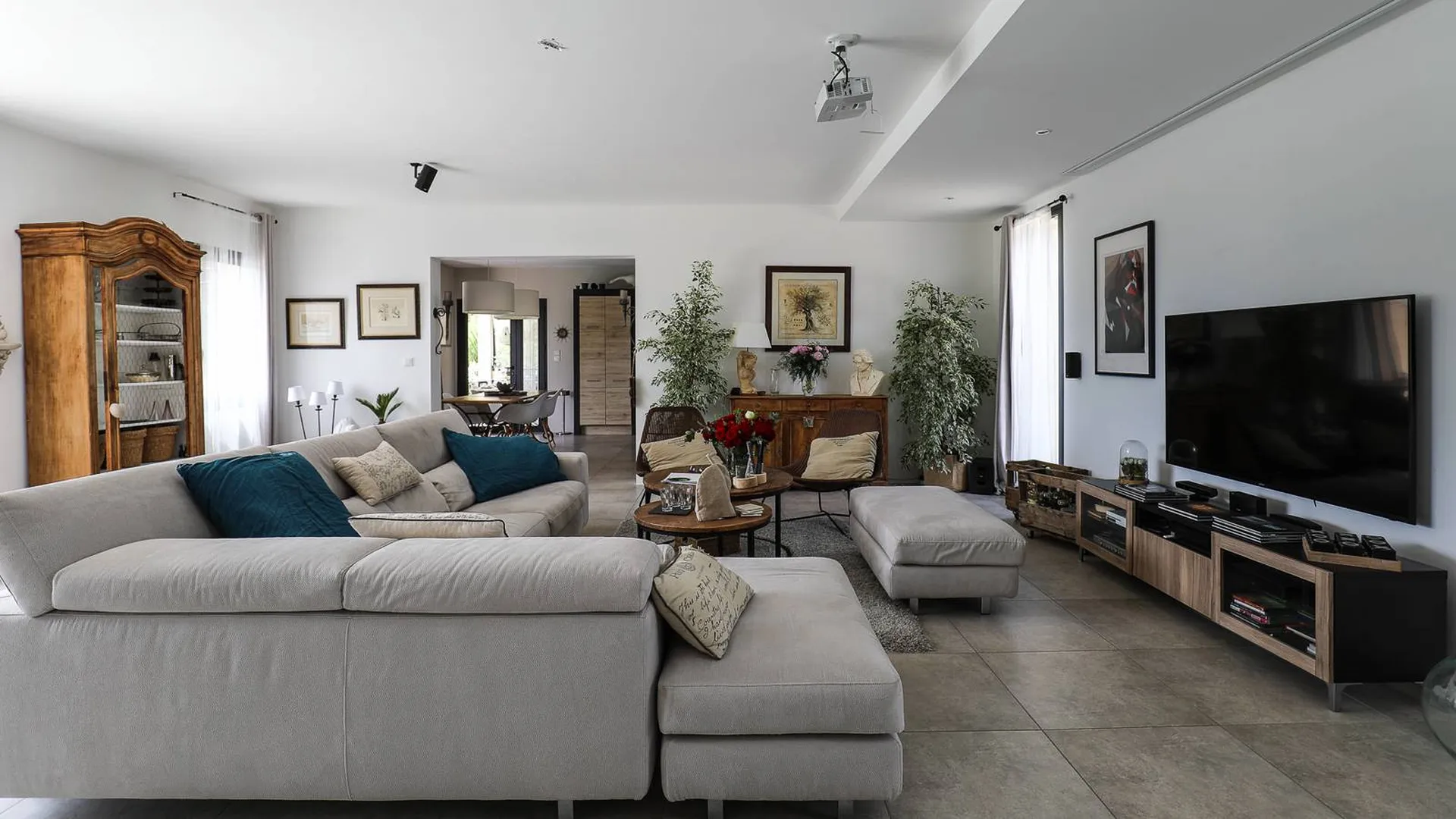 Pièce à vivre d'une construction de maison individuelle haut de gamme proche du Paradou