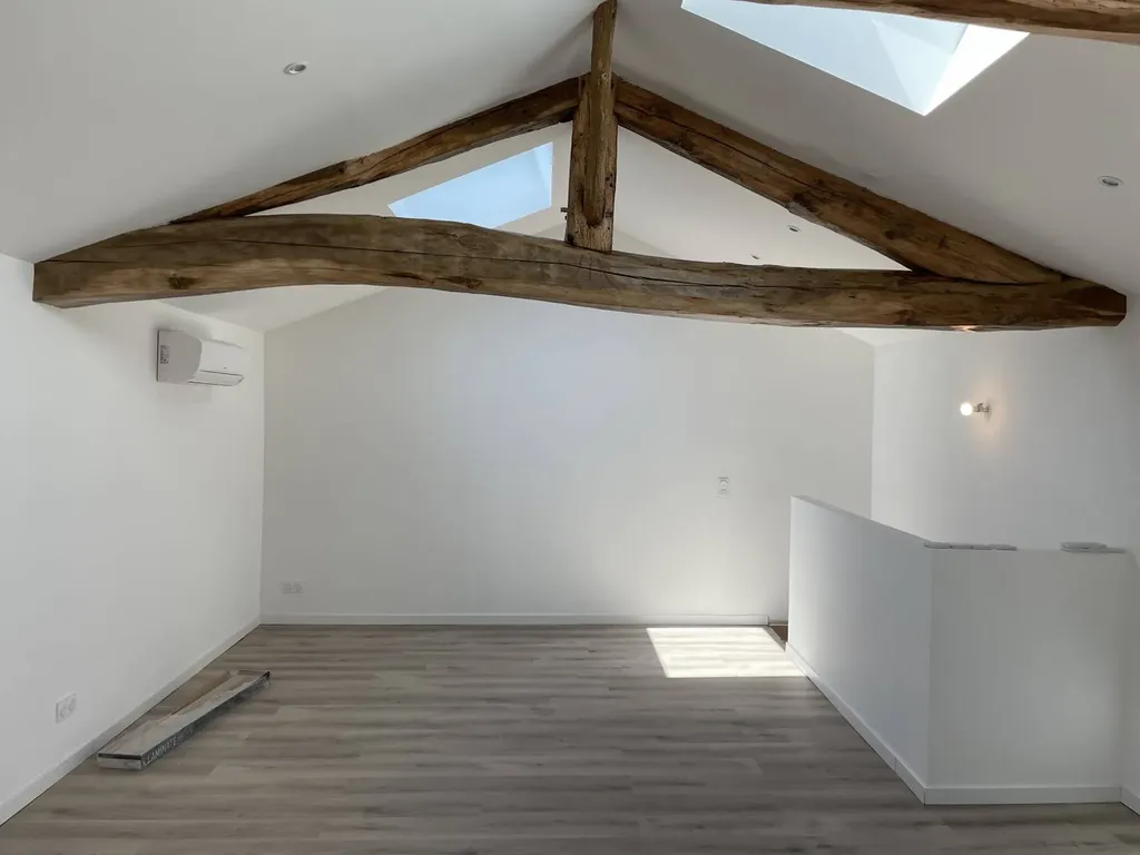 Combles aménagés après travaux avec création d’une nouvelle surface habitable dans une maison à Jassans-Riottier près de Trévoux