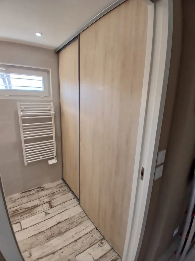 Aménagement complet d'un ancien garage en une pièce de vie