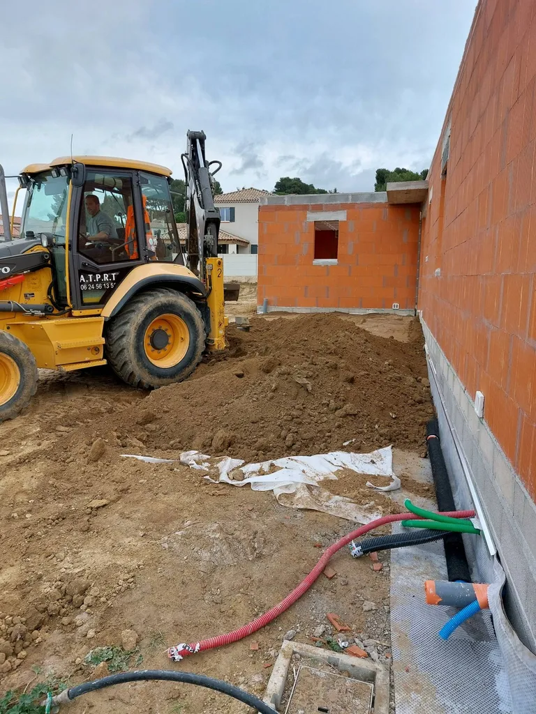 Société de terrassement pour création d'un bassin de rétention et réglage des terres autour d'une villa à Allauch