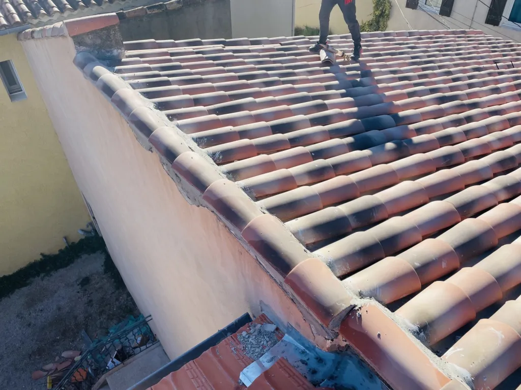 Intervention de couvreur pour une réfection de toiture de maison sur Aix-en-Provence 13100