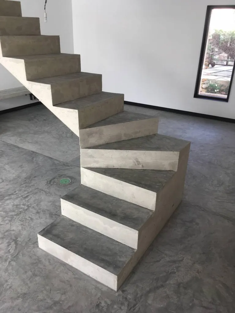 Conception et réalisation d'un escalier en béton dans une maison neuve à Salon de Provence