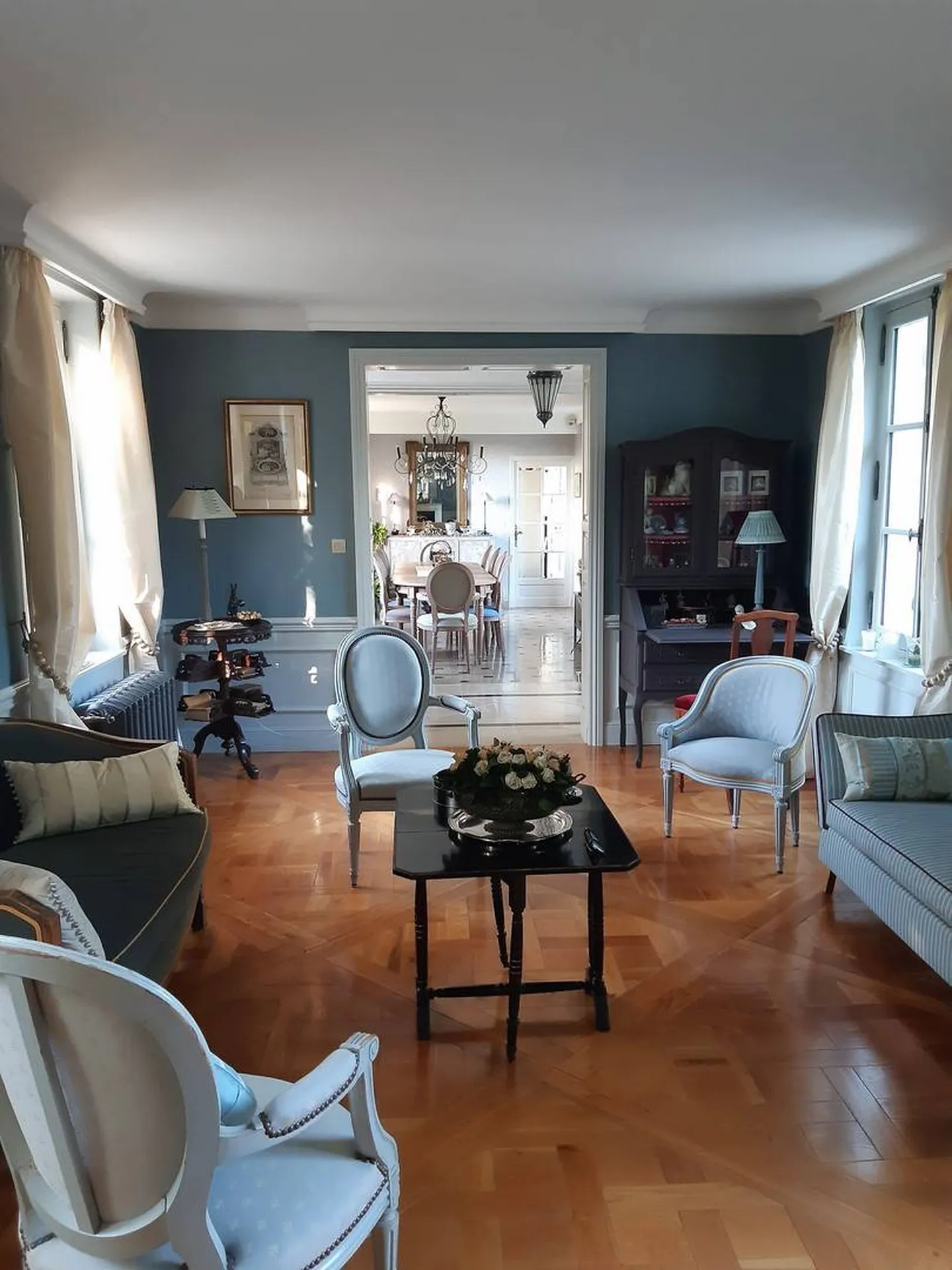 A vendre,  région Lisieux, propriété avec deux salons parquetés