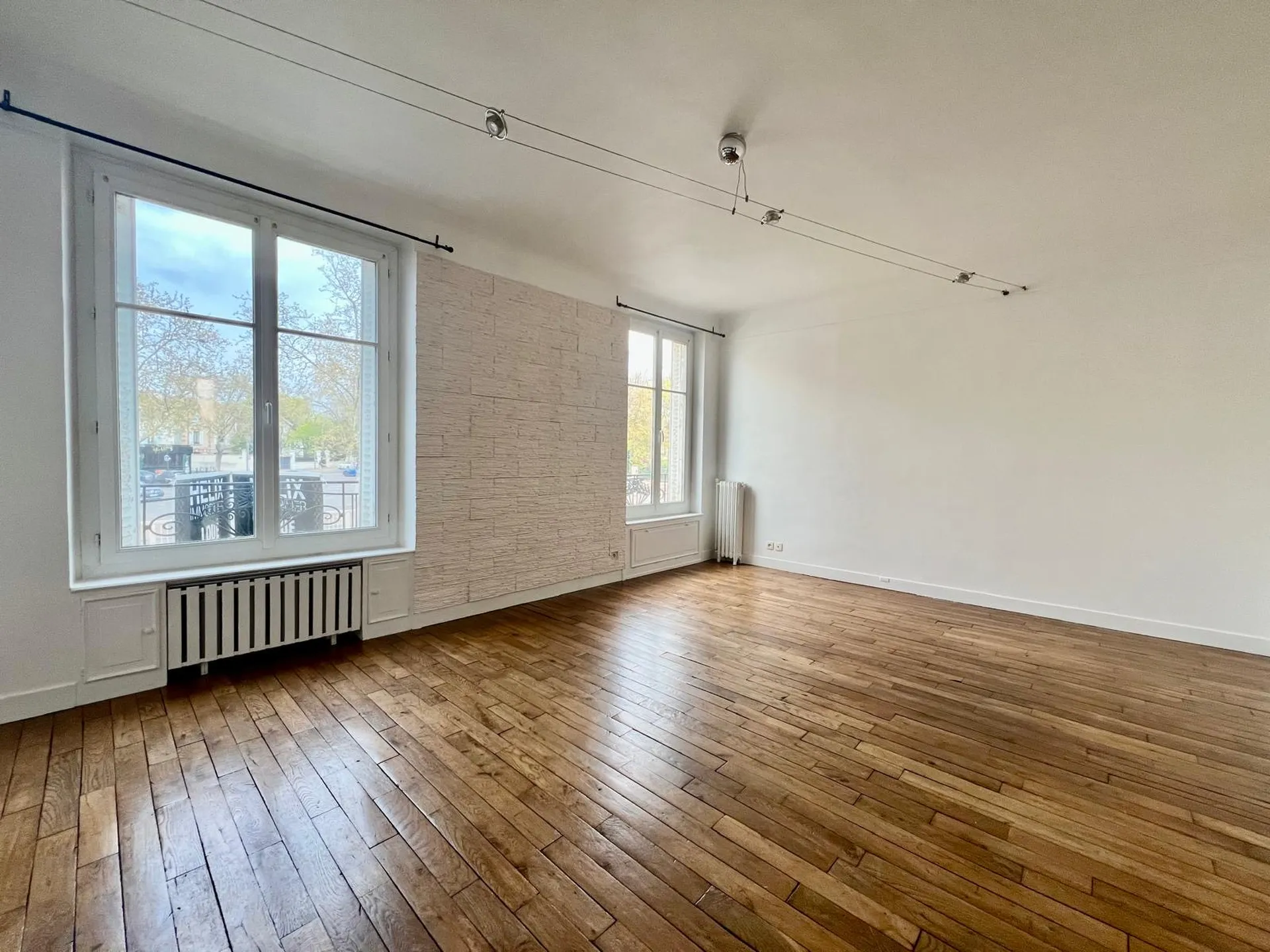 Exclusivité à louer, au Vésinet, un appartement ultra lumineux, traversant et soigné avec 2 chambres ou bureau sur cour intérieure à 5 minutes du RER