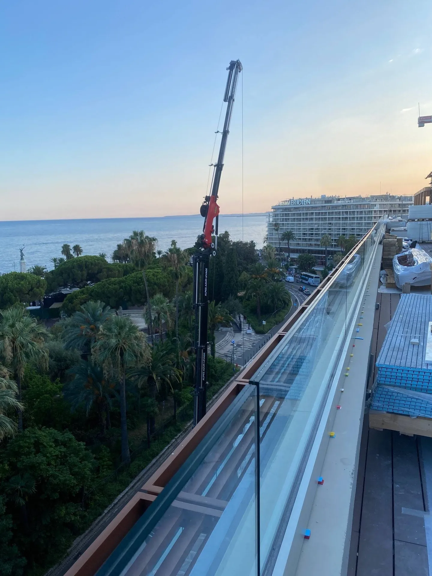 Approvisionnement de substrat allégé sur toiture terrasse à Nice, place Massena