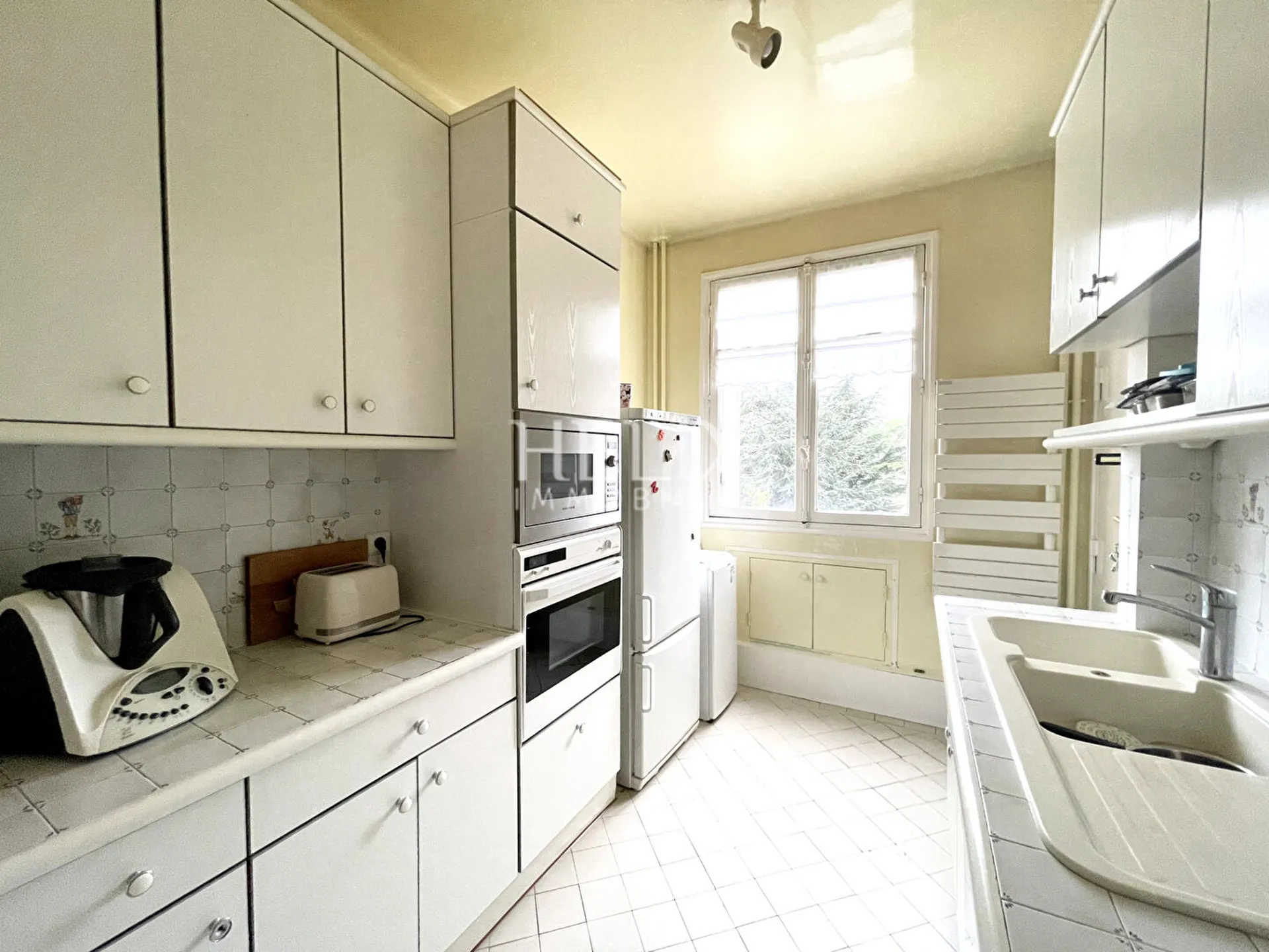 Lieu unique à la vente, situé au 3ème étage d'un bel immeuble 1930, bel appartement traversant de 107,39 M2 à Saint-Germain-en-Laye.