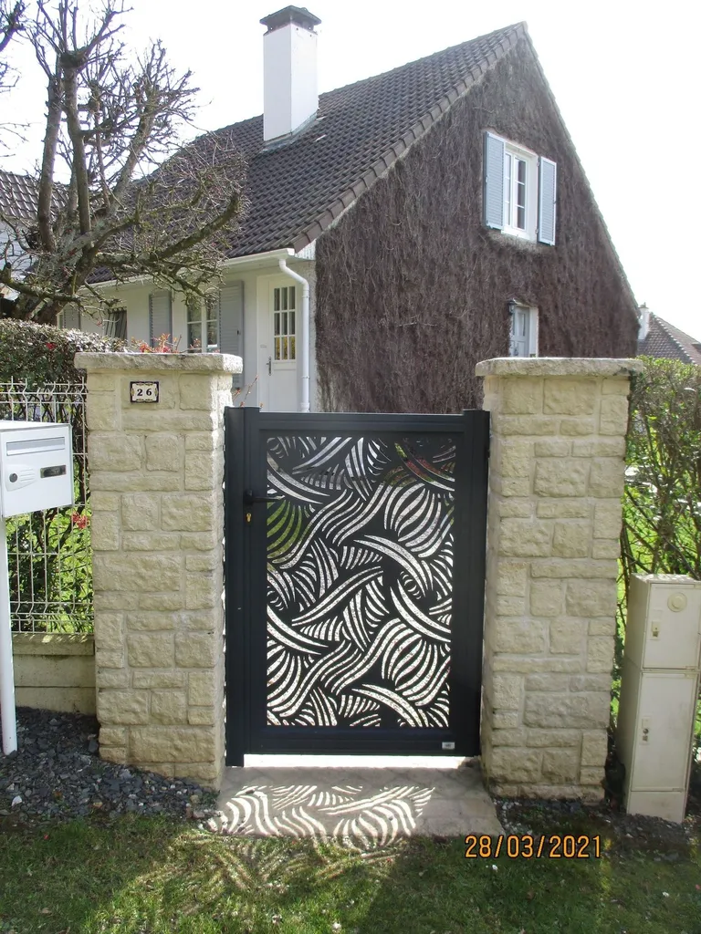 Installation de Portillon en Aluminium Standard ou Sur-Mesure, pour l'Accès Piéton Sécurisé à Rouen et son Agglomération en Seine-Maritime 76