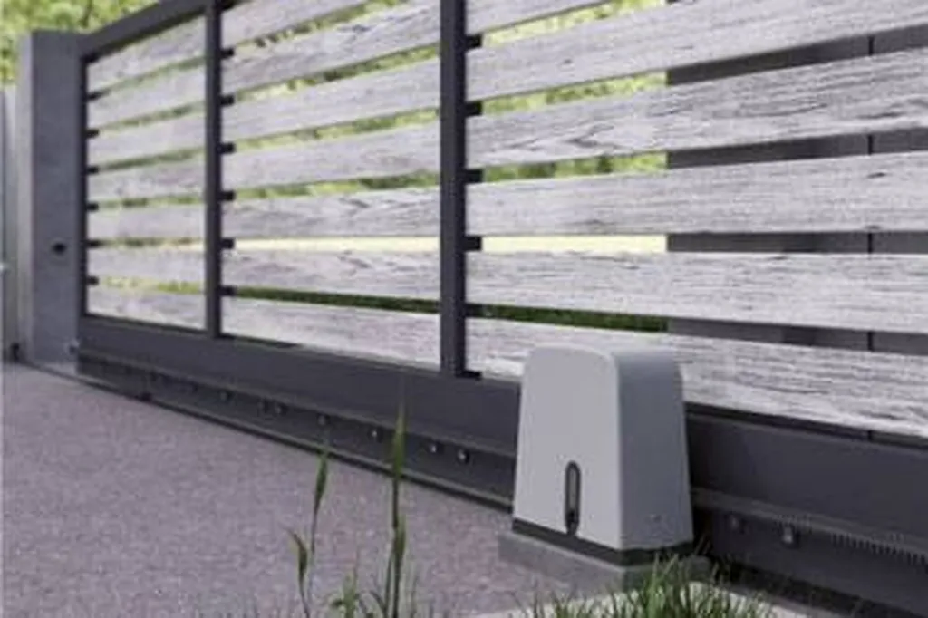 Installation de motorisation à Crémaillère de portail en Occitanie pour une ouverture silencieuse