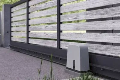 Installation de motorisation à Crémaillère de portail en Occitanie pour une ouverture silencieuse