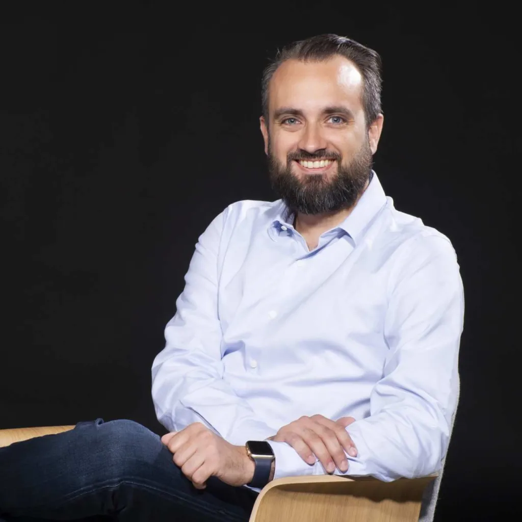 Photographe pour trombinoscope d'entreprise homme assis