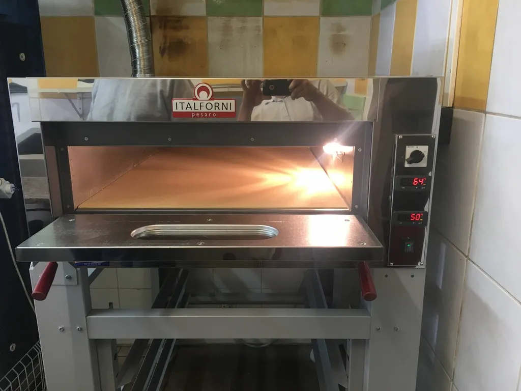 Vente et installation d'un four à pizza de marque Italforni dans une pizzeria basée à Fécamp 76
