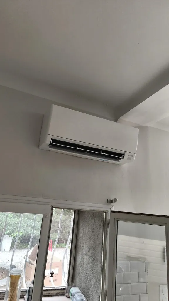 Installation Climatisation réversible mono split Mitsubishi dans une vigneronne à Béziers dans l'Hérault